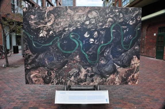 Exposição de fotos tiradas do espaço por Guy Laliberte, fundador do Cirque do Soleil, em rua de Toronto, no Canadá